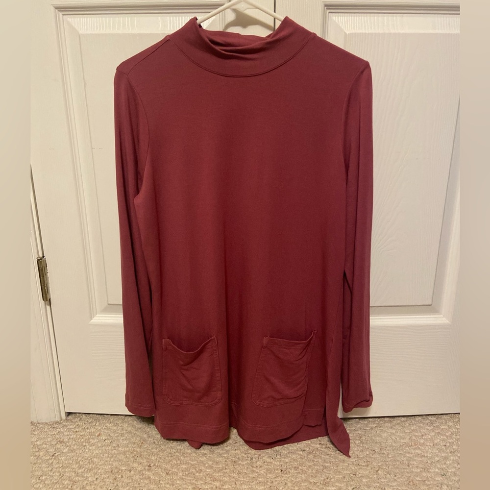 Duluth cranberry tunic with pockets, size Medium mock neck, modal, spandex